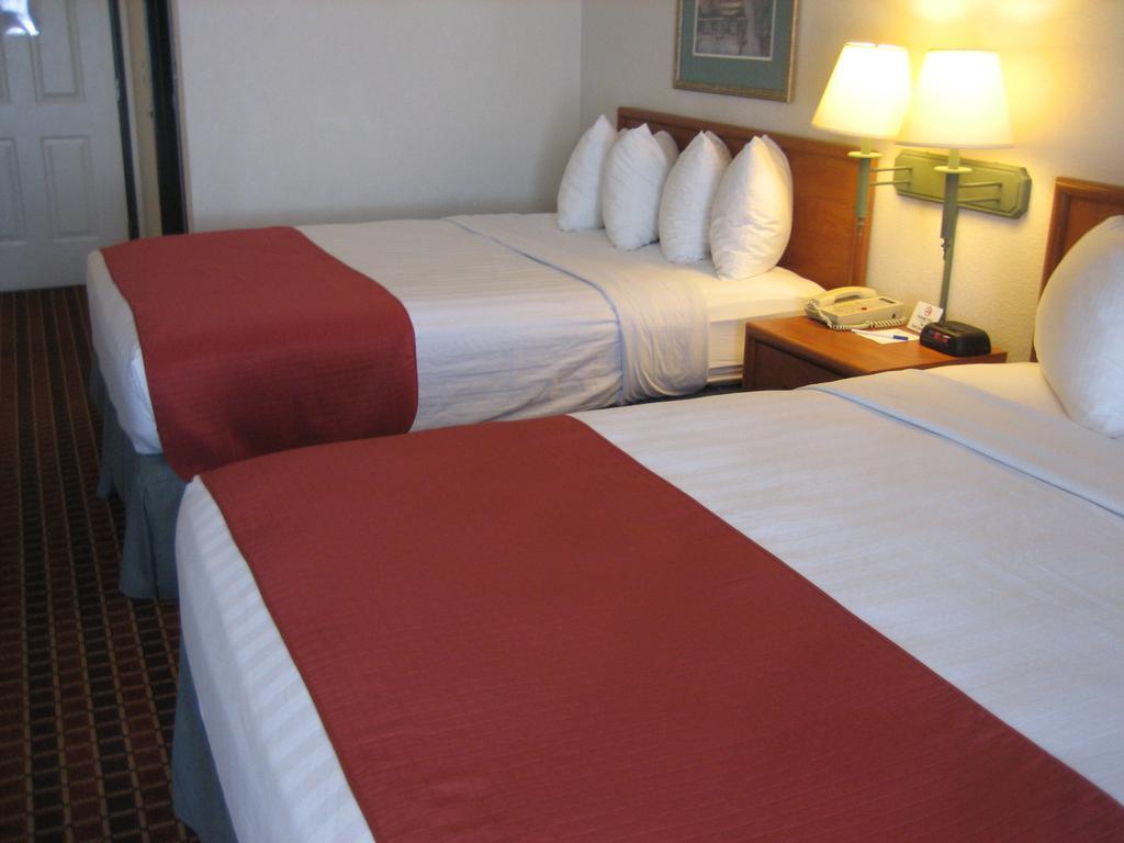 Catalina Inn Room photo